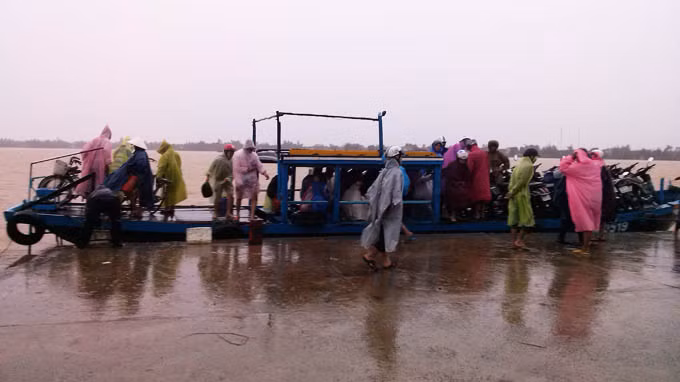 Hơn 20 ghe máy tại Hội An đã được huy động để vận chuyển hành khách trong sáng nay (30/9)