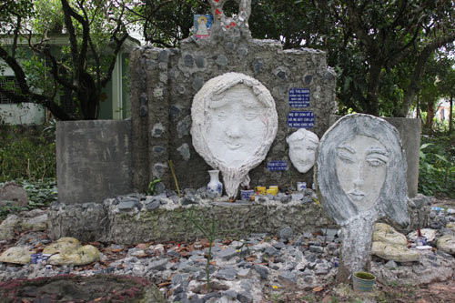 Đây là cận cảnh khu mộ trong vườn. Theo vợ ông Chứng, đây chỉ là khu mộ giả.