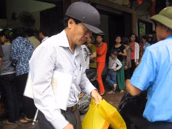 Người dân "méo mặt" để mua được bánh trung thu cổ truyền Bảo Phương.