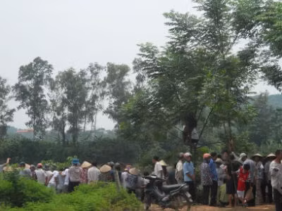 Người dân tụ tập kín bờ sông, nơi vớt xác nạn nhân xấu số.