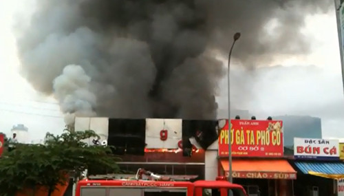 ... tạo ra cột khói cao hàng chục mét có thể dễ dàng nhìn thấy từ xa.