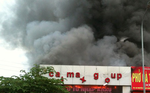 Đám cháy lớn từ gara ô tô nhập khẩu...