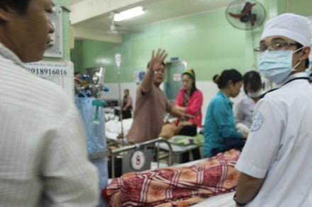 Các nạn nhân đang được cấp cứu tại bệnh viện (Ảnh: Báo Lao Động). Các nạn nhân đang được cấp cứu tại bệnh viện (Ảnh: Báo Lao Động).