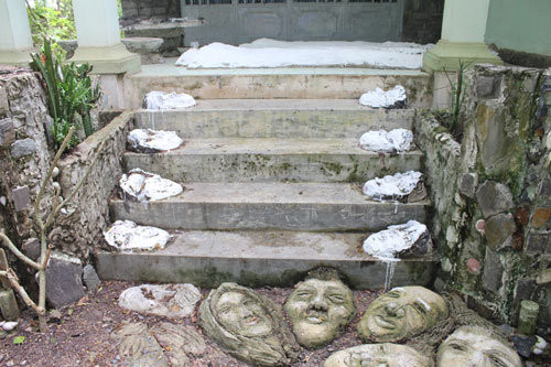 Ngoài những mặt người nằm chi chít dưới nền đất , trên các bậc cầu thang dẫn lên ngôi nhà, mỗi bậc còn có hai tượng đầu người khác. Phía trên thềm nhà là hai tượng xi măng trắng bệch như “xác ướp”. Ông Chứng đã bỏ công sức và tiền bạc gần mười năm nay để hình thành một “nghĩa địa đầu người” mang màu sắc kỳ quái nhằm “trang trí” ngôi nhà của mình.