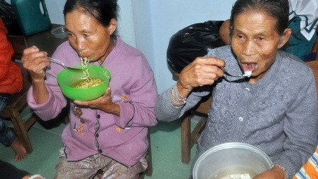Bữa trưa của những người dân vùng bão chỉ có cơm không hoặc mỳ gói. Trong ảnh là hai bà Lê Thị Khánh và Nguyễn Thị Xuân (thôn Tường Vân, Triệu An, Quảng trị) đang ăn vội bữa trưa tại nơi tránh bão ngày 30/9.