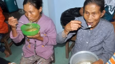 Bữa trưa của những người dân vùng bão chỉ có cơm không hoặc mỳ gói. Trong ảnh là hai bà Lê Thị Khánh và Nguyễn Thị Xuân (thôn Tường Vân, Triệu An, Quảng trị) đang ăn vội bữa trưa tại nơi tránh bão ngày 30/9.