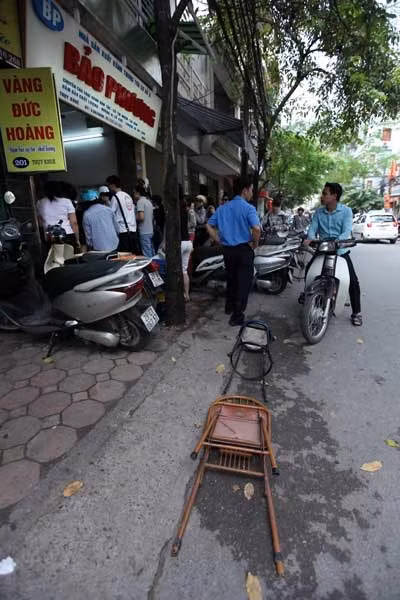 Những cửa hàng bên cạnh đặt "chướng ngại vật" để khách không đứng lấn sang phần đường trước cửa nhà mình.