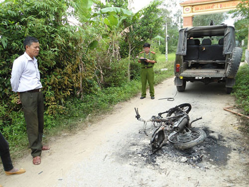 Trộm chó bị người dân đốt xe ở Nghệ An.