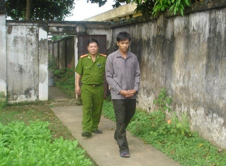 Dẫn giải kẻ thủ ác Nguyễn Văn Tuấn ra khỏi buồng giam.