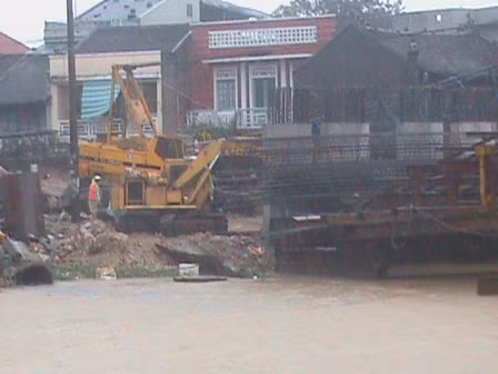 Cầu đường bộ Đông Ba tại thành phố Huế đang thi công thì gặp bão lớn, đơn vị phải huy động công nhân ra che chắn khẩn trong sáng nay.