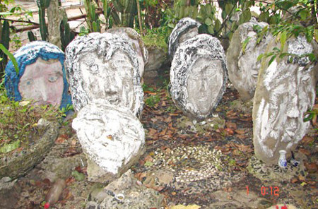 Gia chủ của ngôi nhà này tên Phạm Chứng (73 tuổi) và cũng là “nghệ nhân” chuyên chế tác hàng trăm đầu người bằng xi măng bày trí khắp sân vườn cùng nội thất trong nhà.