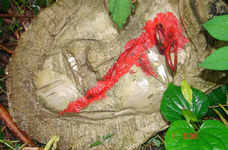 Tượng một đầu người bị cây kéo đâm vào mắt. Quang cảnh kỳ quái của khu vườn cùng những bức tượng đã khiến người dân sinh sống quanh đó rất bất bình, bức xúc, còn trẻ em thì luôn bị ám ảnh không dám đi qua. Người dân trong khu vực đã làm đơn tố cáo lên cơ quan chức năng. 