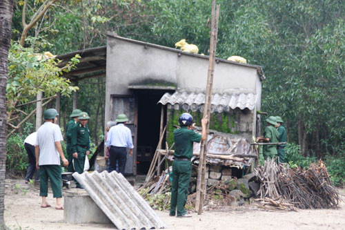 Lực lượng bộ đội biên phòng đang khẩn trương giúp dân đối phó bão tại thôn Cang Gián.