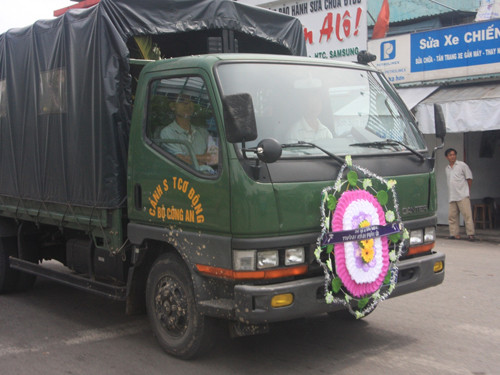 Xe của cảnh sát cơ động TP Huế phục vụ cho đám tang người thân của một cảnh sát cơ động.