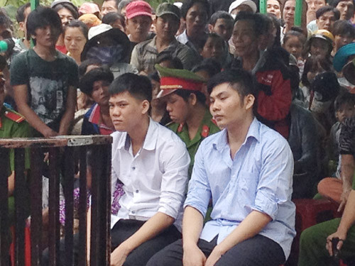 Từ trái qua: Các bị cáo Sơn (áo trắng) và Nước (áo xanh) tại tòa.