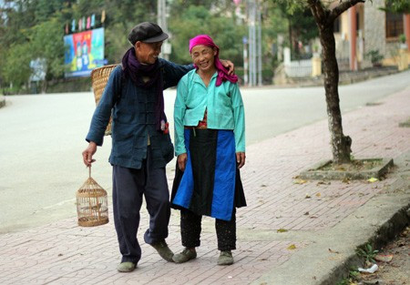 Đôi vợ chồng khoác vai nhau đầy trìu mến.