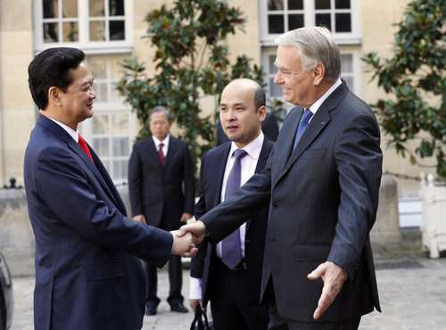 Thủ tướng Pháp Jean - Marc Ayrault nhiệt liệt chào mừng Thủ tướng Nguyễn Tấn Dũng và phát biểu rằng, chuyến thăm của Thủ tướng là dấu mốc quan trọng trong quá trình thúc đẩy quan hệ hữu nghị hợp tác giữa hai nước. Ảnh: AFP