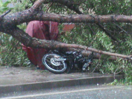 ... đè bẹp cả xe máy và va vào người đi đường