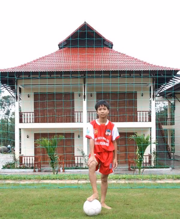 Công Phượng đã ở ngôi nhà trong học viện nhiều năm và có khá nhiều hình ảnh chụp cùng với "tổ ấm" thứ 2 này. Ảnh: TTVN.