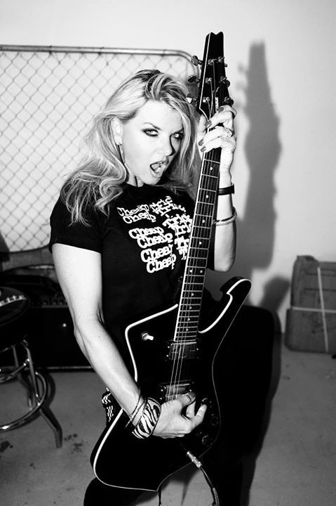 Vicky Vette từng nhiều lần ăn mặc khá mát mẻ và chụp ảnh để cổ vũ cho những đội bóng mà cô yêu quý.