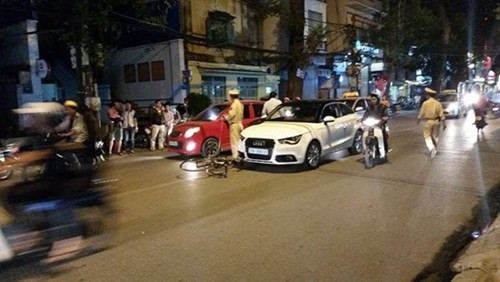 Theo lời kể của một số nhân chứng, khi Chu Hùng đang đi xe đạp trên phố thì bị một chiếc Audi đâm phải. Tài xế khi bước xuống đã lăng mạ, dọa đánh nên diễn viên có võ này đã buộc phải trấn áp. Vụ việc gây tranh cãi trên mạng khi có những ý kiến ủng hộ cũng như phản đối cách hành xử của người nổi tiếng nơi công cộng. Được biết sau vụ ẩu đả, diễn viên Chu Hùng bị đau ở hông. Mẹ và chị gái của tài xế gây gổ cũng đã phải đến tận nhà riêng xin lỗi ông.