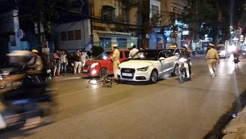 Theo lời kể của một số nhân chứng, khi Chu Hùng đang đi xe đạp trên phố thì bị một chiếc Audi đâm phải. Tài xế khi bước xuống đã lăng mạ, dọa đánh nên diễn viên có võ này đã buộc phải trấn áp. Vụ việc gây tranh cãi trên mạng khi có những ý kiến ủng hộ cũng như phản đối cách hành xử của người nổi tiếng nơi công cộng. Được biết sau vụ ẩu đả, diễn viên Chu Hùng bị đau ở hông. Mẹ và chị gái của tài xế gây gổ cũng đã phải đến tận nhà riêng xin lỗi ông.