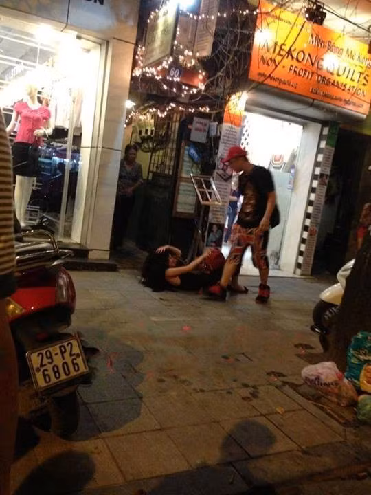 Vụ xô xát giữa ca sĩ Yanbi và hot girl Andrea trên phố Hàng Trống, Hà Nội cũng từng gây nên một cơn bão mạng, tạo tranh cãi suốt một thời gian dài. Trong những bức ảnh cư dân mạng lan truyền, Yanbi có túm tóc và chửi bới Andrea. Tuy nhiên nguyên nhân dẫn đến vụ việc này không được cả hai nhân vật tiết lộ.