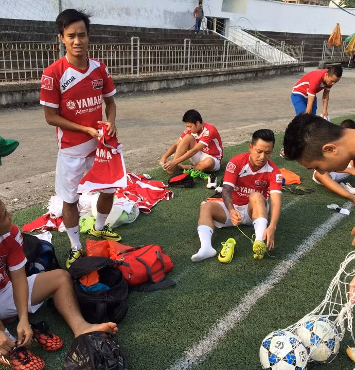 Những hình ảnh này gây nên tranh cãi lớn. Tuấn Hưng sau đó cũng giải thích về vụ việc. Anh tổ chức một trận đá bóng giữa CLB H.A.T của mình giao lưu với đội Poker ở Hải Dương để tăng tình thân thiết trước live show tổ chức ở Hải Dương. Tuy nhiên do một số cổ động viên của đội bạn gây gổ, đánh cổ động viên của H.A.T nên để dẫn đến vụ ẩu đả tại sân bóng. Tuy nhiên Tuấn Hưng cho biết anh không tham gia và cũng không bị hành hung.