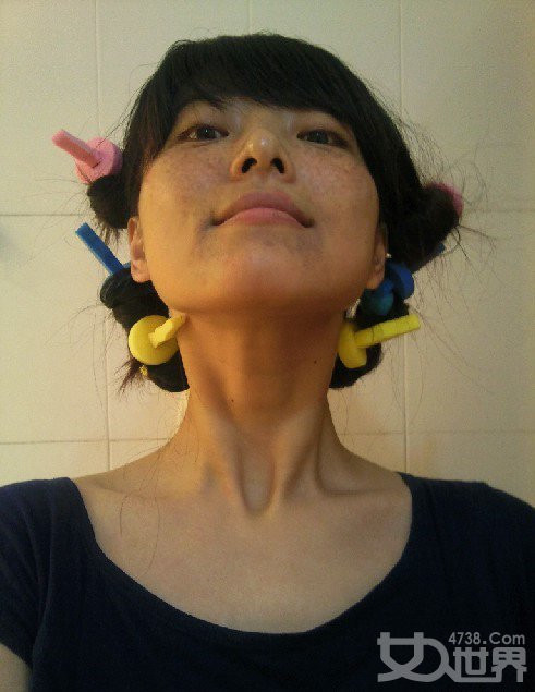 Quyết định nhận lời yêu bạn thân của đứa con trai đã đủ gây sốc, nhưng nhan sắc, khuôn mặt mộc của Liu Fan còn gây sốt, hoài nghi nhiều hơn thế nữa. Zhang Chao tiết lộ rằng cô Liu Fan là một phụ nữ hết sức xinh đẹp, khác hẳn những cô gái khác và dù lớn tuổi hơn nhưng Liu Fan vẫn dành cho Zhang Chao rất nhiều cảm giác ấm áp, gần gũi. Điều này khiến chàng trai trẻ tuổi không ngăn nổi tình yêu, cảm xúc tự nhiên của mình.