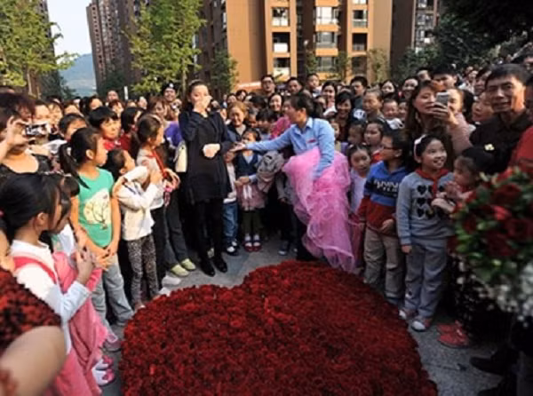 Zhang Chao và Wu Qing gặp nhau khi học chung đại học và chơi rất thân với nhau. Tuy nhiên, sau khi Zhang Chao gặp mẹ của bạn thân là cô Liu Fan, cậu đã có tình cảm với cô và đã tìm cách tỏ tình không lâu sau đó. Sau những lần bị từ chối, Zhang Chao vẫn không hề từ bỏ. Cậu tỏ tình với mẹ của bạn thân đến 10 lần và trong lần cuối cùng, cậu đã thành công với màn xếp một trái tim lớn bằng hoa hồng, trước sự chứng kiến của nhiều người.