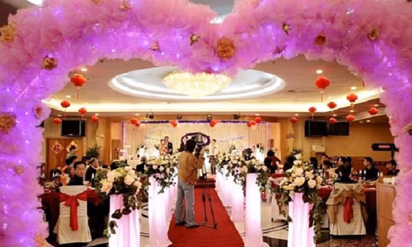 Vợ chồng cô Liu Fan đã ly dị nhau từ khi Wu Qing mới 5 tuổi. Wu Qing sống với mẹ đến khi trưởng thành. Liu Fan được biết đến là một phụ nữ khá xinh đẹp nhưng cũng không nghĩ đến chuyện "đi bước nữa".