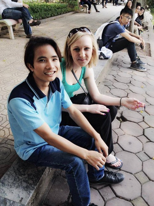 Anh chàng vui tính sẵn sàng chụp ảnh, tươi cười với những vị khách mà cậu gặp trên đường. Ảnh: FBNV.