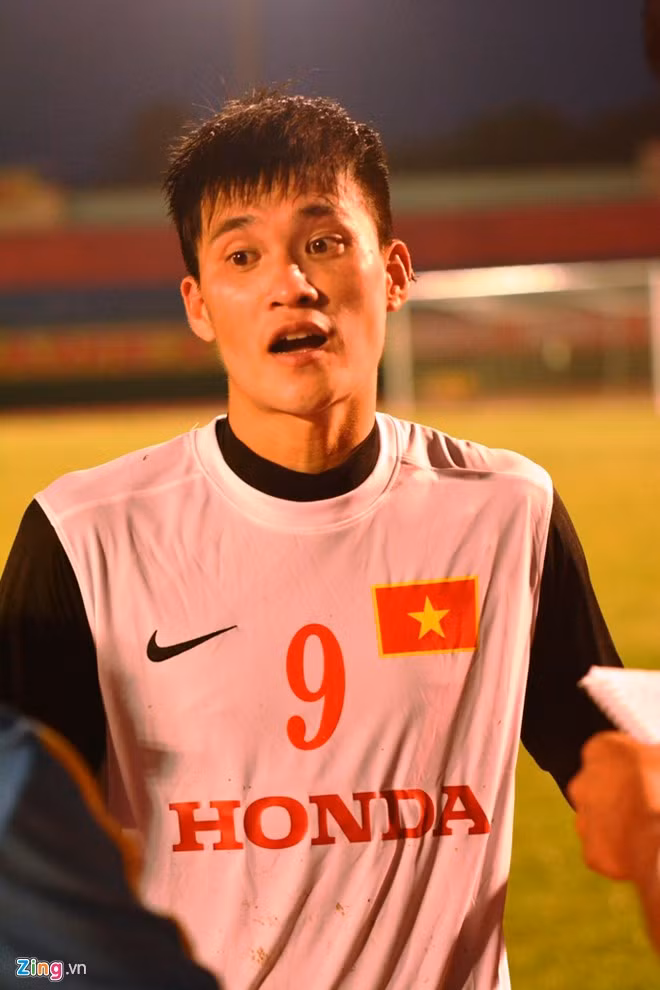 Lệnh cấm này xuất phát từ sự lo ngại về giao thông tại Việt Nam của ông Miura, ông lo sợ việc đi xe máy có thể sẽ tạo rủi ro cho các cầu thủ, dẫn đến việc họ không thể thi đấu. Ảnh: Zing.