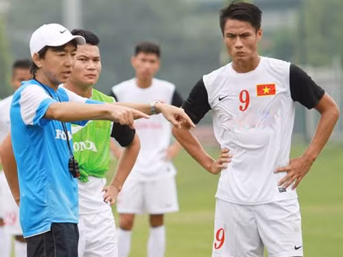 Một lệnh cấm rất khó hiểu và kỳ quặc khác mà các CLB bóng đá Việt Nam từng "thử" áp dụng với các cầu thủ là cấm xem World Cup và Euro. Ảnh: Zing - minh họa.