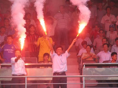 Tuy nhiên lệnh cấm này có thời gian bị chê là "ngớ ngẩn" vì các CĐV Hải Phòng khi đến sân khách hoàn toàn có thể không nhận mình là CĐV Hải Phòng, không mặc áo, không băng rôn cổ vũ cho CLB nhưng vẫn có thể ung dung vào sân và khi thích thì vẫn có thể đốt pháo sáng. Ảnh: TGBĐ.