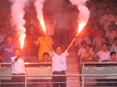 Tuy nhiên lệnh cấm này có thời gian bị chê là "ngớ ngẩn" vì các CĐV Hải Phòng khi đến sân khách hoàn toàn có thể không nhận mình là CĐV Hải Phòng, không mặc áo, không băng rôn cổ vũ cho CLB nhưng vẫn có thể ung dung vào sân và khi thích thì vẫn có thể đốt pháo sáng. Ảnh: TGBĐ.