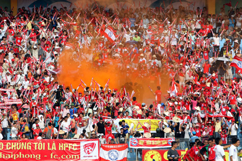 Ban Kỷ luật của VFF từng đưa ra một lệnh cấm rất khắc nghiệt nhưng lại dường như "không thể thực hiện" khi từng không cho phép cổ động viên của CLB Xi măng Hải Phòng đến các sân vận động khác trong những trận đấu ở giải V-League. Lệnh cấm này xuất phát từ lo ngại "truyền thống" đốt pháo sáng, hay gây rối của CĐV Hải Phòng. Ảnh: VTC.