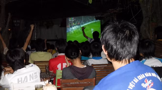 Lệnh cấm này xuất phát từ việc lo ngại các cầu thủ xem bóng đá buổi đêm có thể gây ảnh hưởng đến sức khỏe, đồng thời cũng để tránh hành vi cá độ bóng đá trong giới cầu thủ. Tuy nhiên lệnh cấm này bị cho rằng "bất khả thi" khi các cầu thủ hoàn toàn có thể lén xem bằng các thiết bị điện tử công nghệ cao.