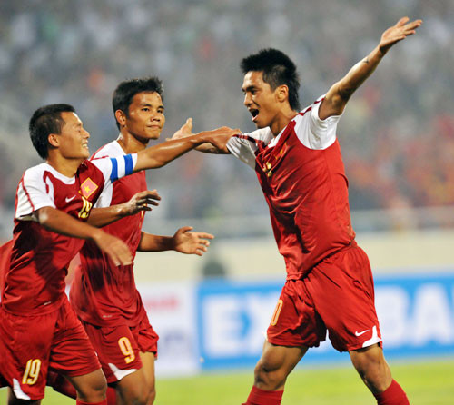 Lê Hoàng Thiên sinh năm 1990, quê gốc Gia Lai, anh có khởi đầu sự nghiệp khá lận đận, mất đến hơn 3 năm đá bóng ở TP HCM sau đó mới được các thầy ở U17 HAGL đưa trở về quê nhà.