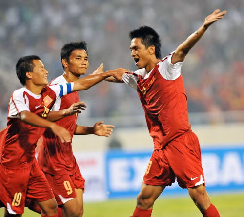 Lê Hoàng Thiên sinh năm 1990, quê gốc Gia Lai, anh có khởi đầu sự nghiệp khá lận đận, mất đến hơn 3 năm đá bóng ở TP HCM sau đó mới được các thầy ở U17 HAGL đưa trở về quê nhà.