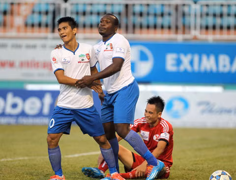 Ở HAGL, Hoàng Thiên thi đấu chủ yếu ở vị trí tiền đạo nhưng cầu thủ này thường có xu hướng di chuyển ra cánh, tạo khoảng trống cho các tiền đạo khác xâm nhập, sau đó dùng kỹ thuật để kiến tạo cho các cầu thủ này ghi bàn. Hoàng Thiên thể hiện nhãn quan chiến thuật sắc bén và có những đường chuyền dọn cỗ cho các tiền đạo Timothy - Ogbuke ghi bàn.