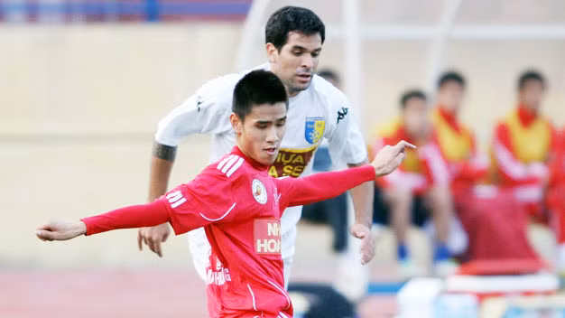 Bất ngờ vào năm 2010, Tiến Thành được gọi và tuyển thẳng vào đội trẻ Hải Phòng sau đó được triệu tập vào U19 quốc gia. Sau lần tập trung "hụt" với tuyển U22 năm 2012, Tiến Thành có bước "nhảy vọt" thẳng lên đội tuyển quốc gia. Tiến Thành có thể hình tốt và óc phán đoán nhanh nhạy nên được đánh giá là trung vệ chơi rất thông minh nhưng cũng không thiếu phần quyết liệt.