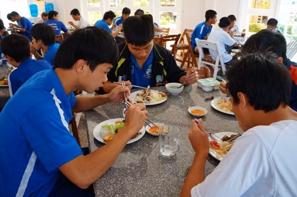 Xen giữa giờ học văn hóa buổi sáng và giờ tập luyện buổi chiều, buổi trưa các cầu thủ đi ăn tại căng tin chung của học viện. Các suất ăn đều được tính toán theo chế độ dinh dưỡng phù hợp với các cầu thủ.