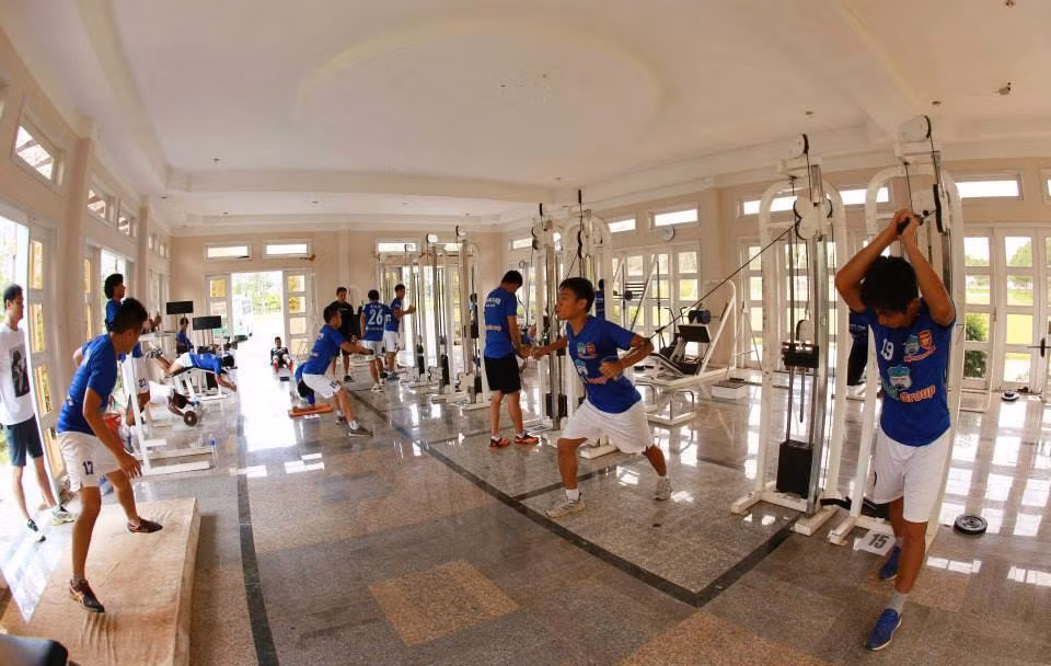 Ngoài việc tập luyện ngoài sân cỏ của các cầu thủ U19 là việc tập thể lực trong phòng gym.
