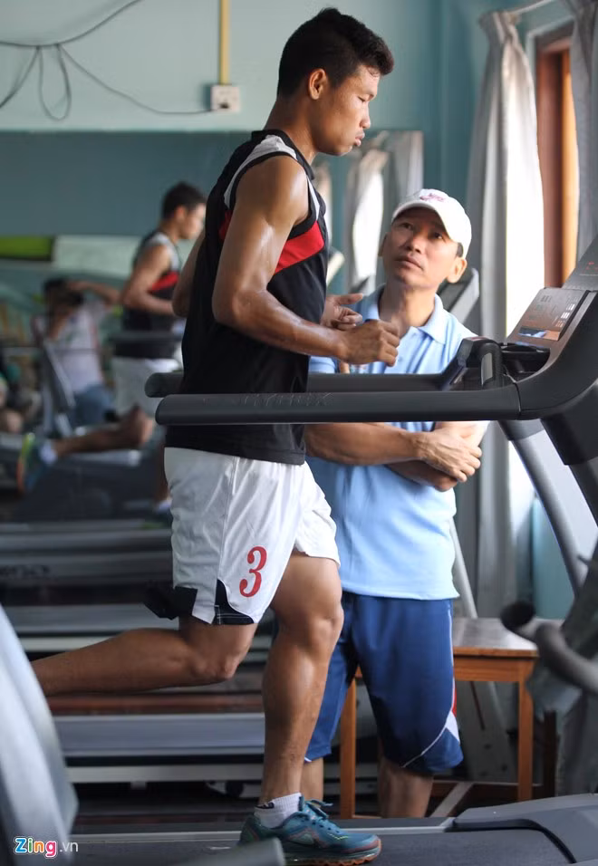 Với những cầu thủ có vấn đề về thể lực, gặp chấn thương các HLV đều có những bài tập riêng cho họ.