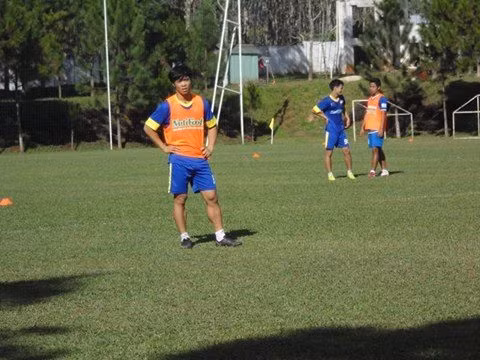 Sau giờ học văn hóa buổi sáng đến đầu giờ chiều, Công Phượng và các cầu thủ bước vào giờ tập luyện ngoài sân cỏ với những bài tập về chuyên môn.