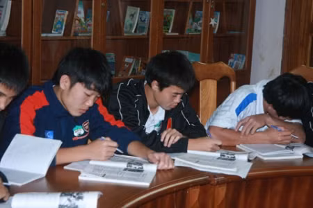 Buổi tối là thời điểm các cầu thủ U19 học thêm tiếng Anh. Với bầu Đức nền tảng kiến thức, văn hóa của "tụi nhỏ" là rất quan trọng do vậy ông rất tập trung vào khâu này. Với riêng Công Phượng, sau lùm xùm nghi vấn gian lận tuổi, cầu thủ này hiện tại vẫn tích cực tập luyện, học tập theo lịch với sự tập trung cao nhất khiến nhiều đồng đội phải nể phục.