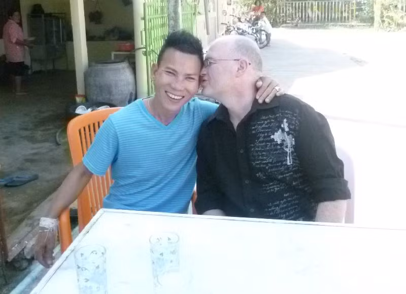 Gary (phải) và Thew rất yêu thương và tôn trọng nhau. Ảnh: Bangkok Post.