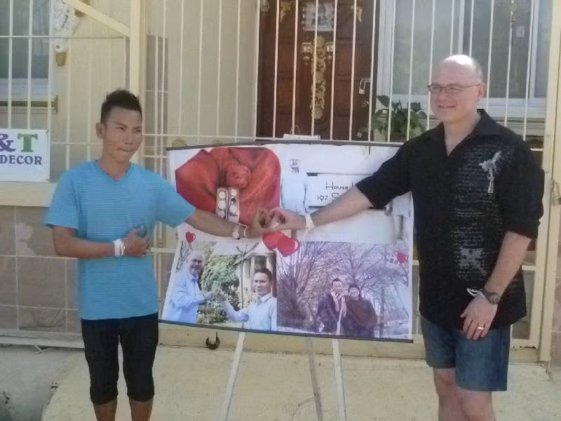 Gary và Thew thể hiện tình cảm bằng cách xếp hình trái tim chụp hình cùng với những kỷ niệm của hai người. Ảnh: Bangkok Post.