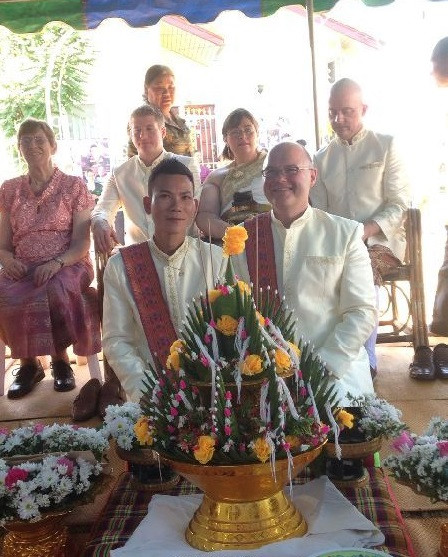 Đám cưới của cặp "cô dâu - chú rể" theo kiểu truyền thống của người Thái Lan. Ảnh: Bangkok Post.